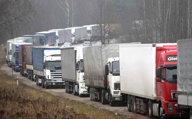 LKW-Fahrer behindern mit langsam fahrenden Kolonnen den Verkehr – Foto ©paehali.ru