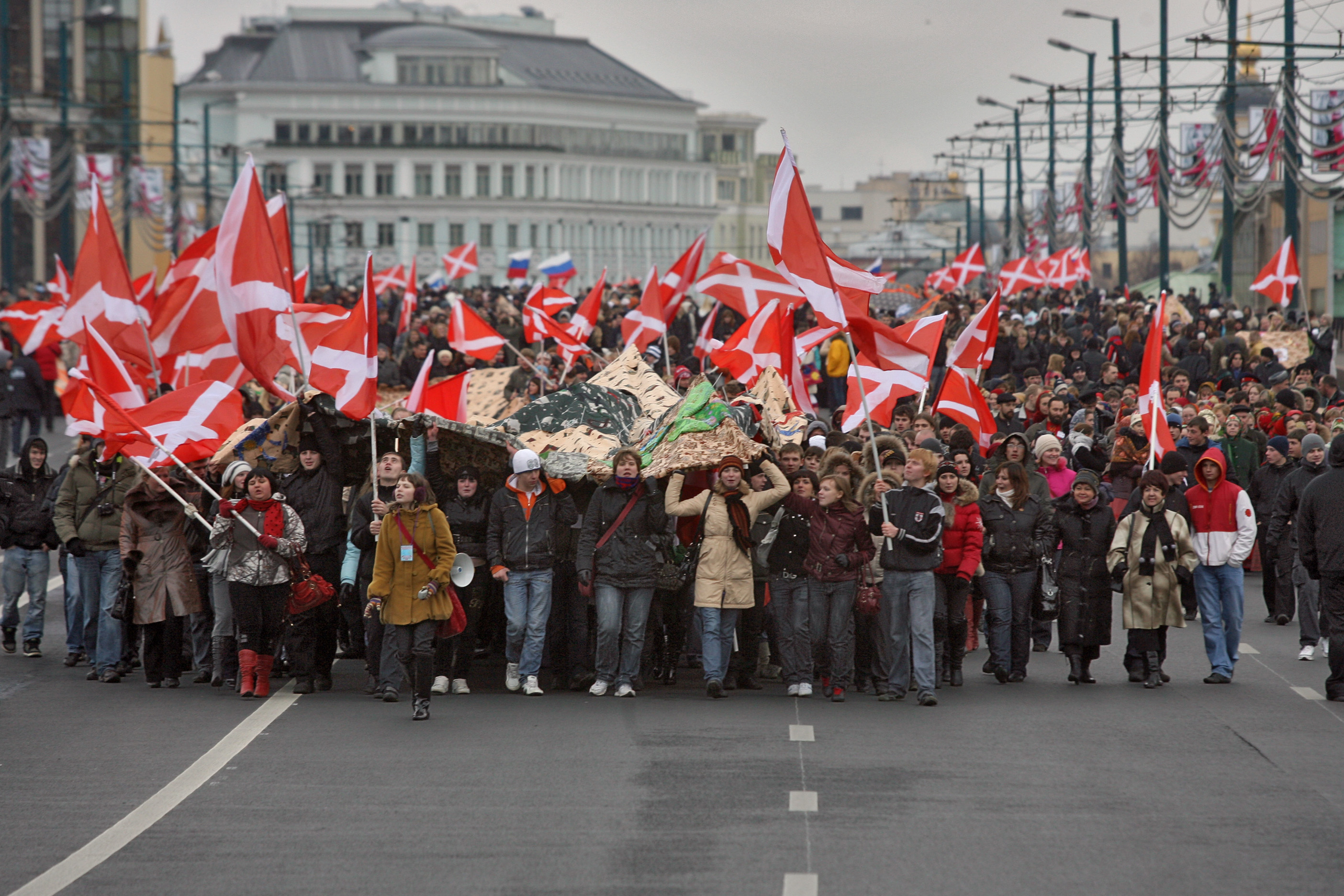 Foto © Dimitri Lebedew / Kommersant. Aktivisten der Jugendbewegung Naschi während einer Aktion am Tag der Einheit des Volkes