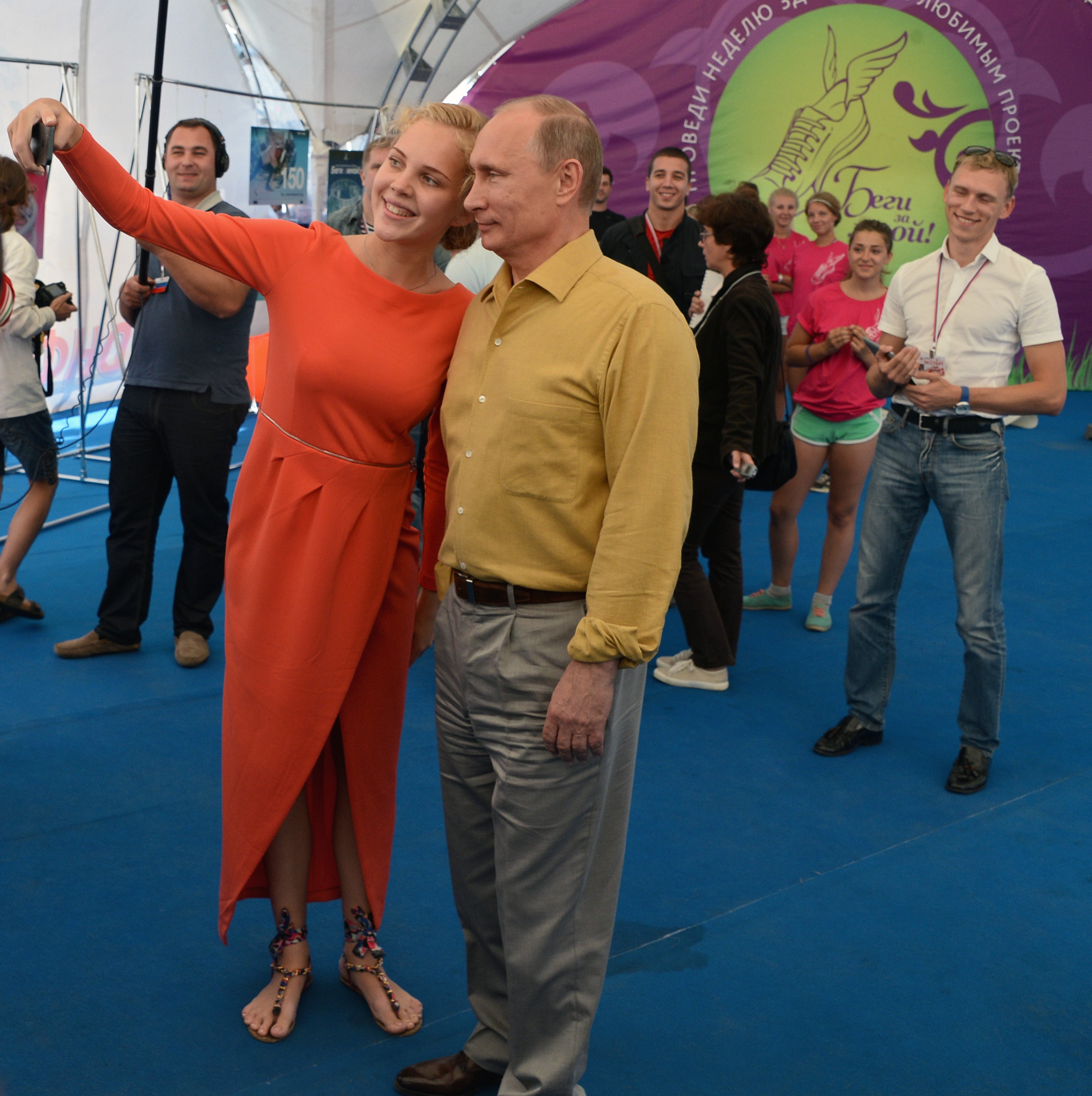 Foto © Dimitri Asarow / Kommersant. Präsident Wladimir Putin (Mitte) mit der Aktivistin des Projekts StopCHAM Oksana Mitrofanowa (links) während eines Treffens von Teilnehmern des Jugendforums Seliger 2013 im Gebiet Twer