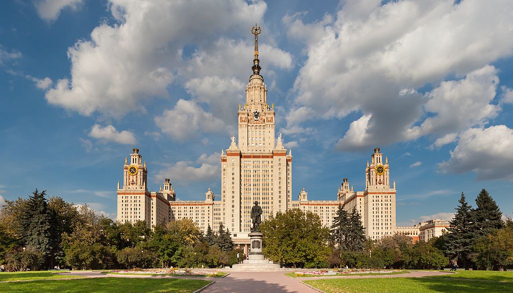 Foto - Moscow State University crop © Dmitry A. Mottl unter CC BY-SA 3.0 