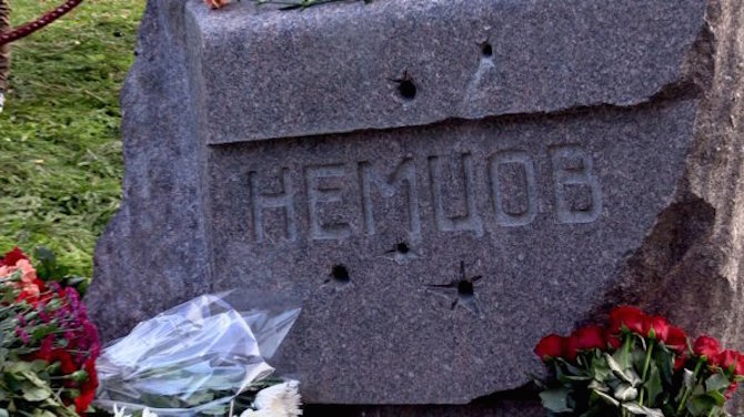 Nemzows Grab auf dem Trojekurowski Friedhof in Moskau - Novaya Gazeta