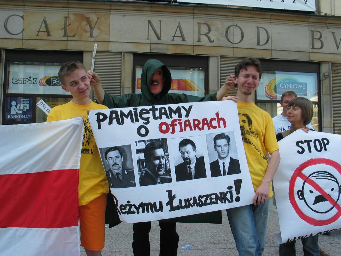 Juri Sacharenko, Viktor Gontschar, Anatoli Krassowski und Dmitri Sawadski (v.l.n.r.), auf einem Banner bei einer Protestaktion in Warschau im Jahr 2004 / Foto © gemeinfrei
