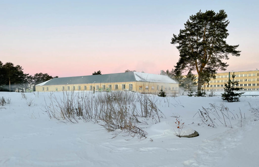 Sonnenaufgang über der Kaserne in Jelanski / Foto © The New Tab