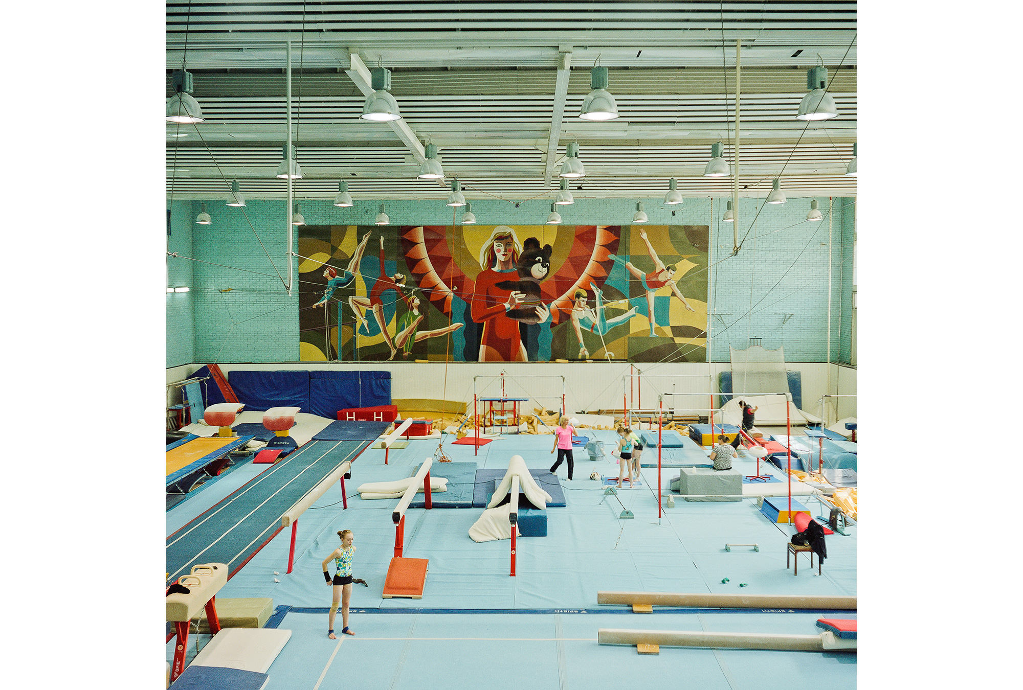 Turnhalle des Olympischen Sportkomplexes in Moskau. Die 1980 fertiggestelltе Sportanlage ist immer noch die größte in Europa. Während der Olympischen Spiele in Moskau fanden hier Wettkämpfe in 22 unterschiedlichen Disziplinen statt. Heutzutage gibt es hier Sport- und Musikveranstaltungen, außerdem Büros, Bars, Cafes, verschiedenste Geschäfte und einen Kleidermarkt.