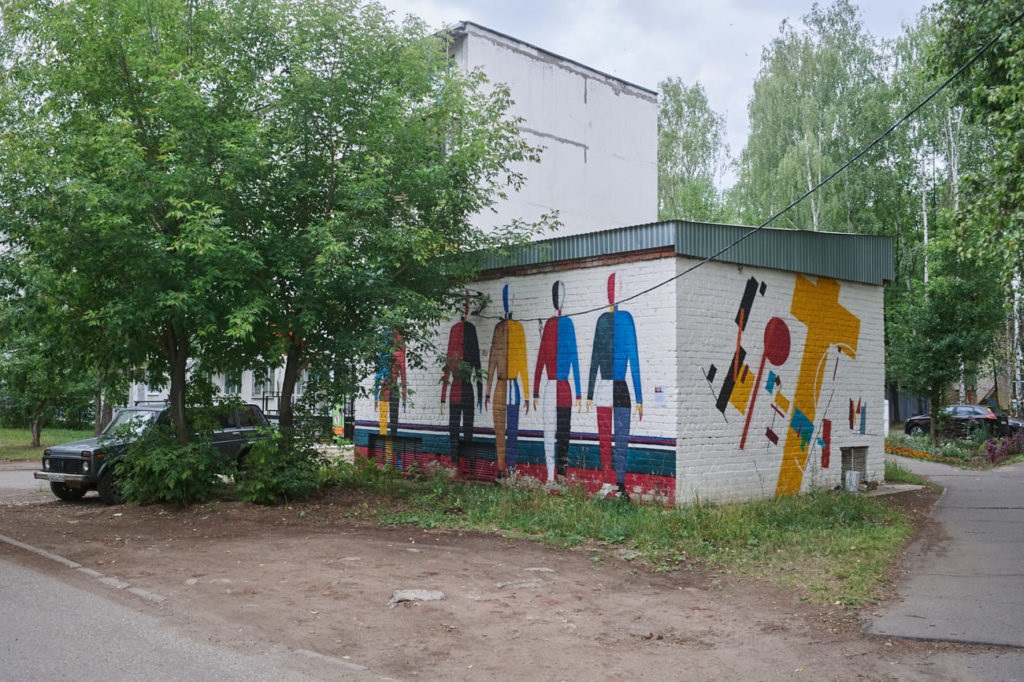 Motive von Kasimir Malewitsch auf einem Gebäude in Tschaikowski / Foto © Jewgeni Djomschin/The New Tab