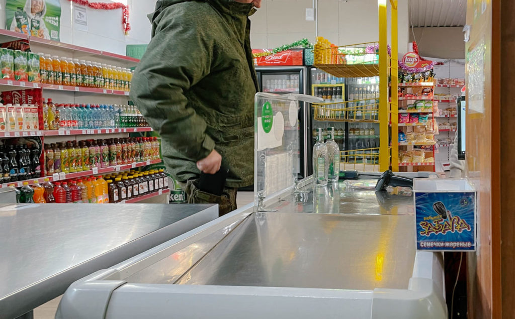 Ein Mobilisierter kauft Wodka / Foto © The New Tab