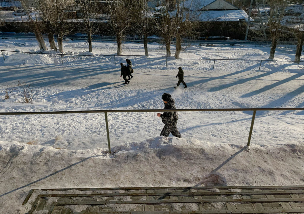 Morgens sind die Straßen von Jelanski menschenleer, nur ab und zu kommen Männer in Militäruniform und mit Sturmhauben vorbei / Foto © The New Tab