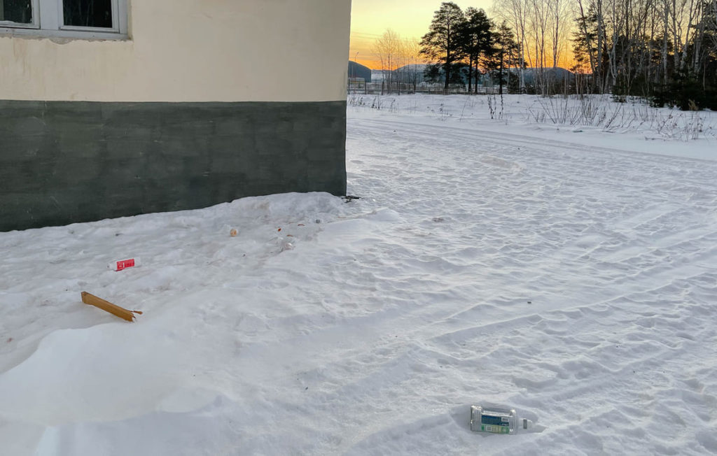 Bierdosen und Schnapsflaschen liegen hier und da im Schnee / Foto © The New Tab