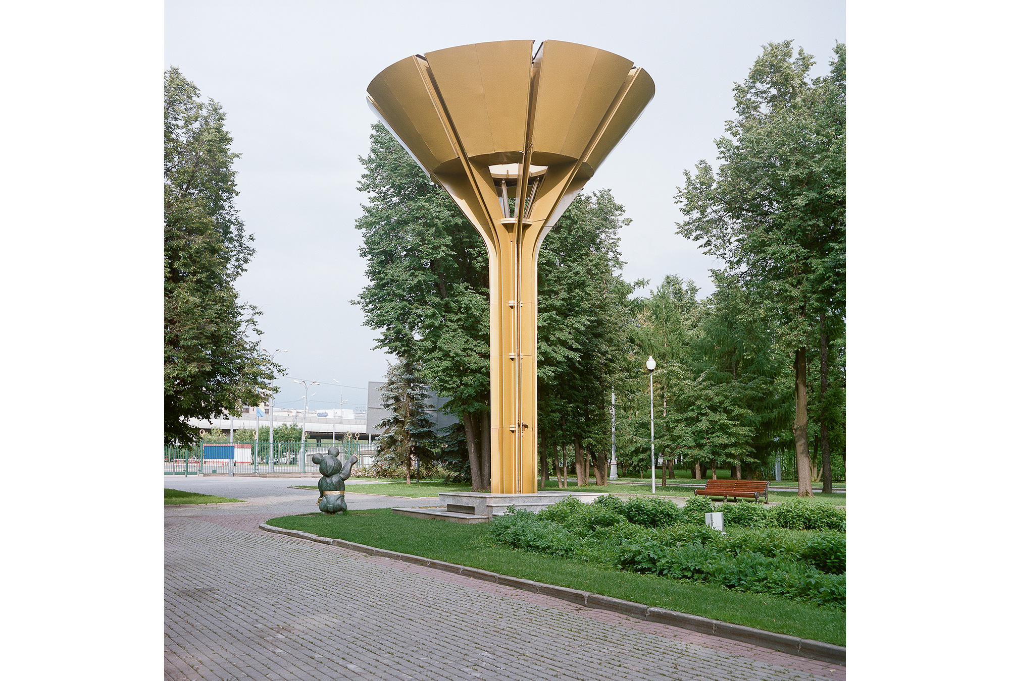 Feuerschale für das Olympische Feuer in der Großen Sportarena des Lenin-Zentralstadions und das Maskottchen Mischa, der Bär. Das Maskottchen der Olympischen Sommerspiele 1980 wurde als Denkmal in Lushniki aufgestellt. Die Große Sportarena des Lenin-Zentralstadions in Lushniki war 1956 erbaut und für Olympia 1980 renoviert worden. Hier fand die Eröffnungs- und Abschlusszeremonie statt.