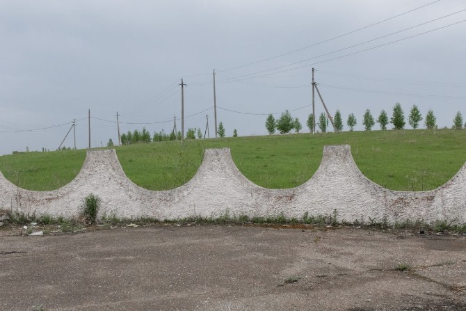 „Ingenieure, Bauarbeiter, Chemiker aus dem ganzen Land hatten sich freudig dorthin auf den Weg gemacht, wo sie zwanzig Jahre später in Armut sterben würden“ / Foto © Jewgenija Shulanowa