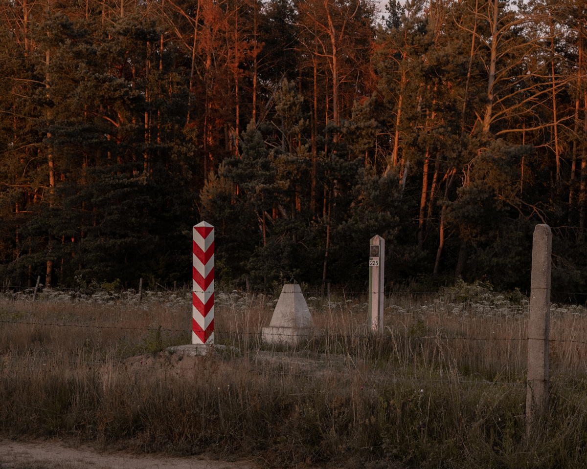 24.09.2021. Крынки, Подляское воеводство, Польша. Забор из колючей проволоки на польско-белорусской границе. 