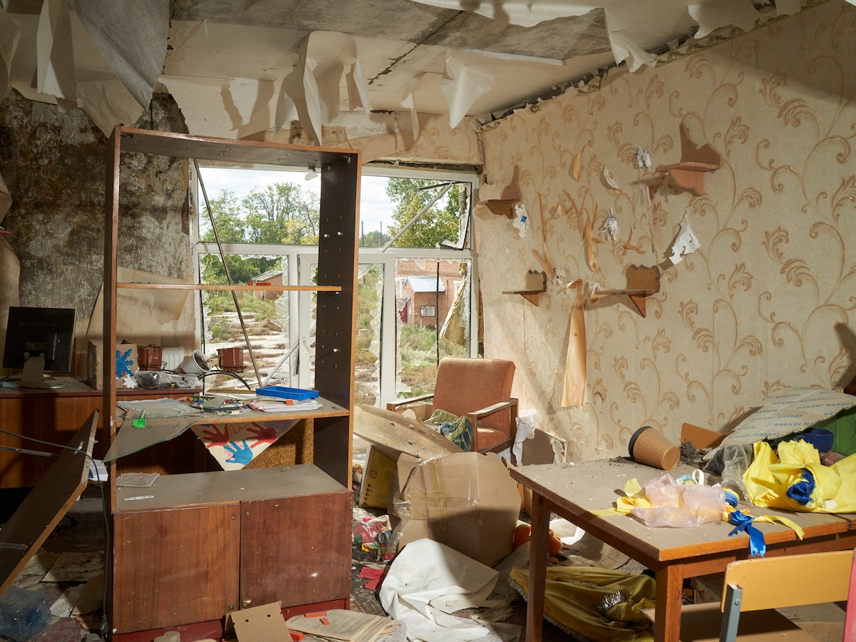 Zerstörte Schule im Dorf Lebjasche, Region Charkiw / Foto © Christopher Nunn