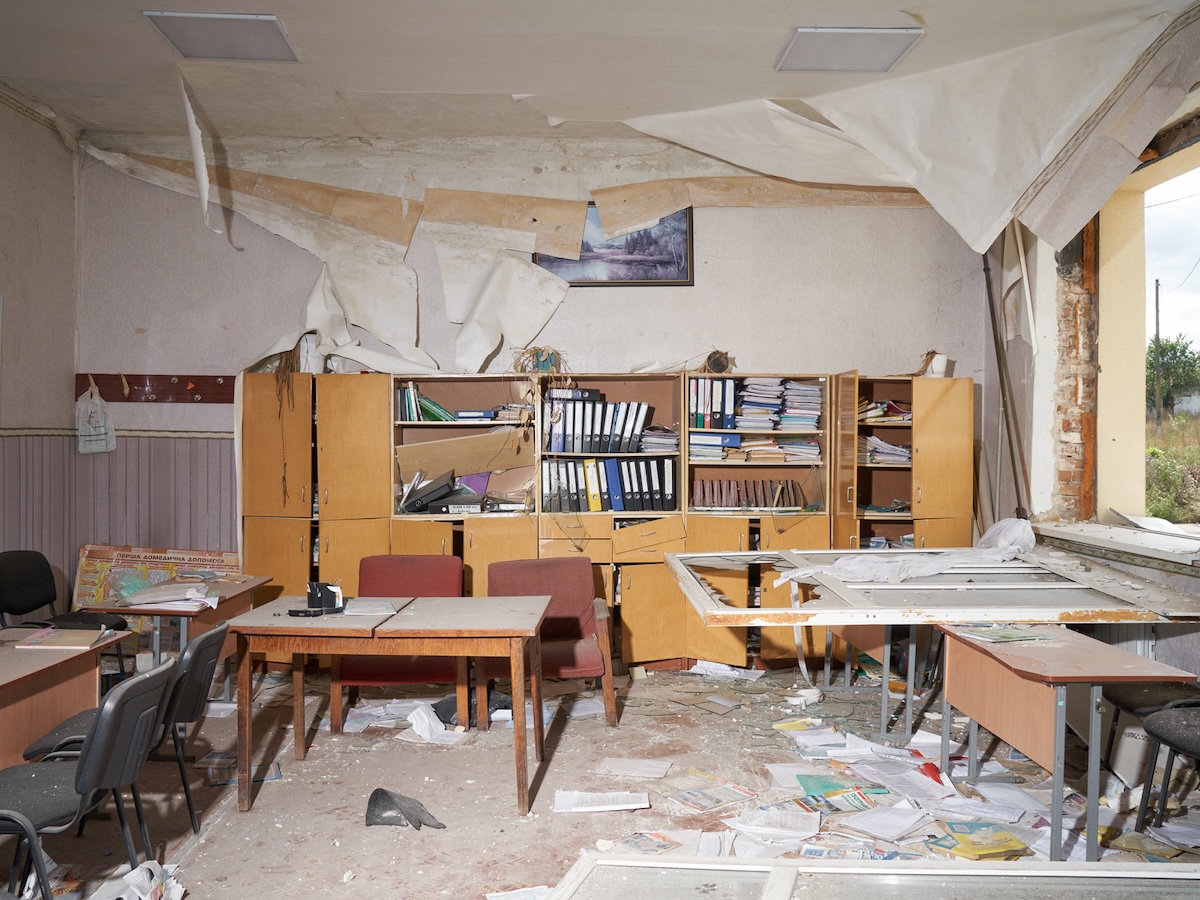 Zerstörte Schule im Dorf Lebjasche, Region Charkiw / Foto © Christopher Nunn