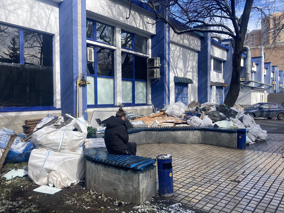 Der Hof am Schutzraum, in dem seit 12 Tagen 310 Menschen leben. Kyjiw, 8. März 2022 © Mila Teshaieva/Ostkreuz für dekoder