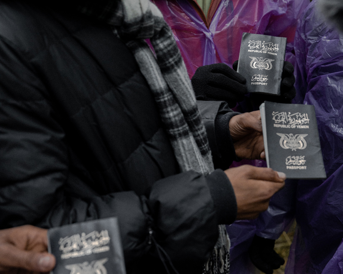 01.10.2021. Подляское воеводство, Польша. Несколько беженцев из Йемена показывает паспорта / © Енджей Новицки