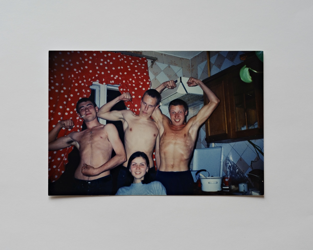 Mein Bruder Waleri und seine Freunde zuhause in unserer Küche in Trojeschtschyna Mitte der 1990er Jahre / Foto aus dem Familienarchiv © Marysia Myanovska