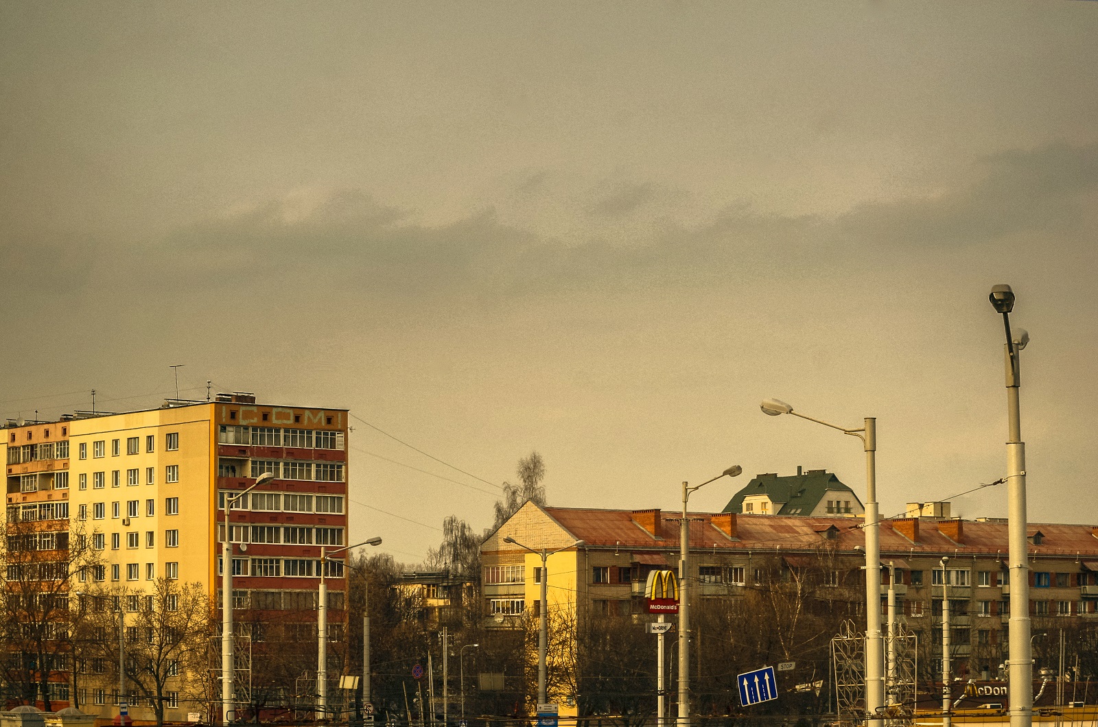 In gelb getauchte Straßen von Minsk / Foto © Ana Mackiewicz 