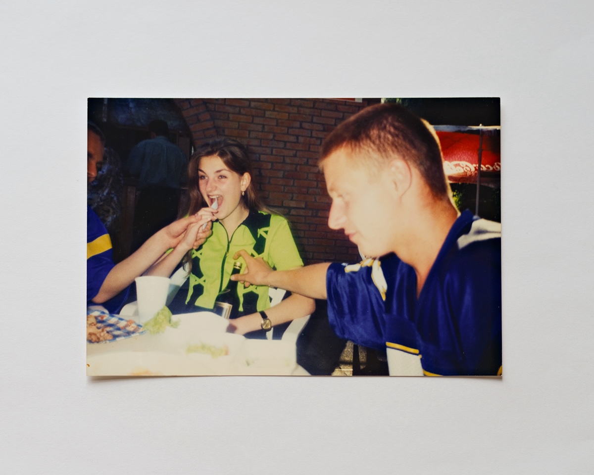 Mein Bruder mit seinen Freunden in einem Café Mitte der 1990er Jahre / Foto aus dem Familienarchiv © Marysia Myanovska