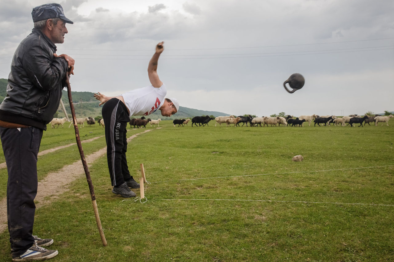 Gewichte werfen während des Auftriebs / Foto © Jewgenija Shulanowa