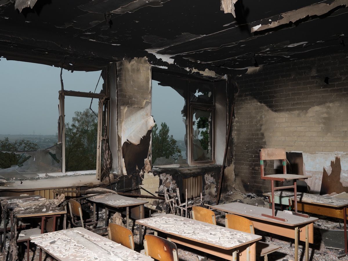 Klassenzimmer einer zerstörten Schule im Dorf Wilchiwka, Gebiet Charkiw /: Foto © Christopher Nunn