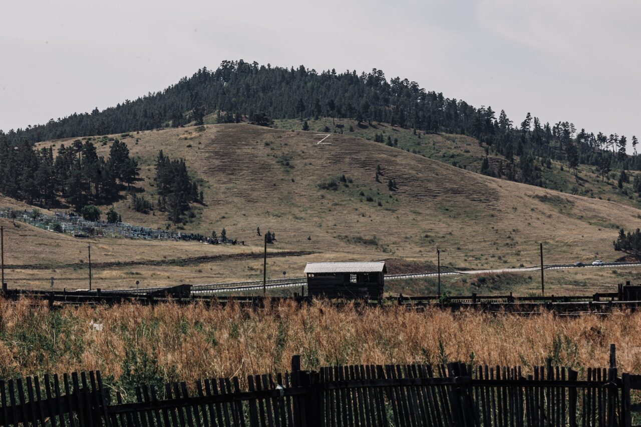 Kriegssymbolik in sibirischer Landschaft im Kreis Iwolginsk, Burjatien / Foto © Ljudi Baikala 