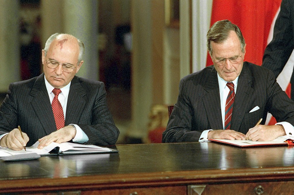 Der sowjetische Präsident Michail Gorbatschow und US-Präsident George Bush bei einem Gipfeltreffen in den USA, Juni 1990. / RIA Novosti archive / Yuryi Abramochkin / CC-BY-SA 3.0