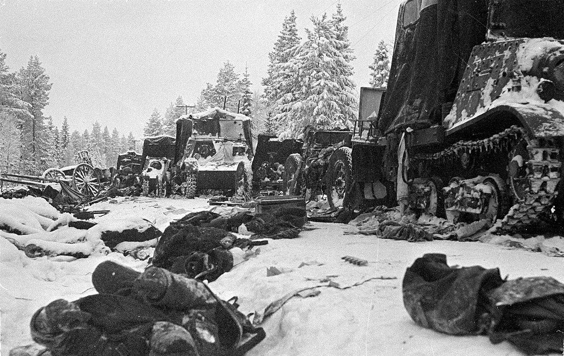 Dass Finnland 1939 nicht umgehend zum Opfer der Sowjetunion wurde, begründete den geschichtsmächtigen, für die finnische Nation konstitutiven Mythos vom „Winterkrieg“ / Foto – Tote sowjetische Soldaten und zerstörte Kriegstechnik © Wikipedia, gemeinfrei