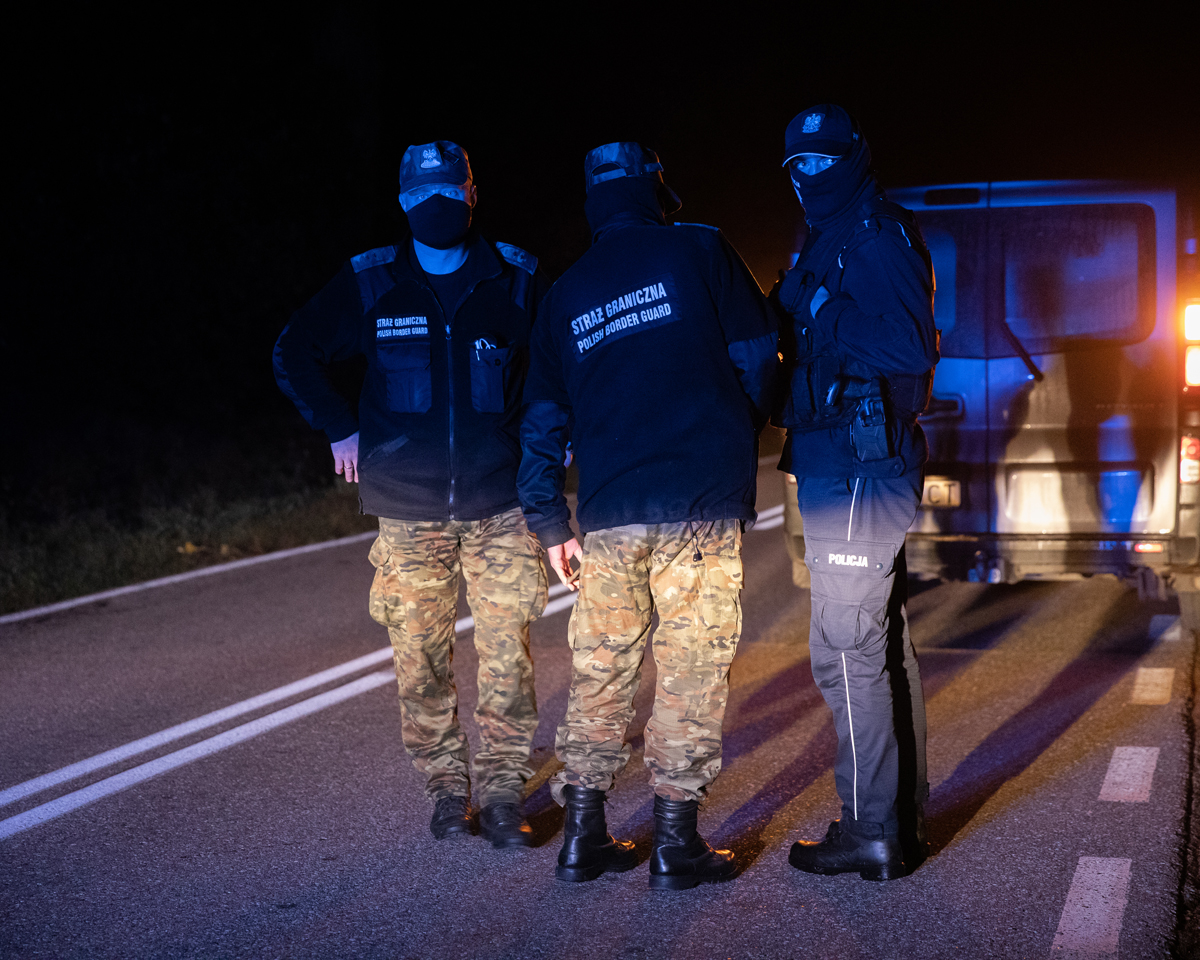Польские пограничники и полицейские во время задержания беженцев. Подляское воеводство, Польша / © Енджей Новицки