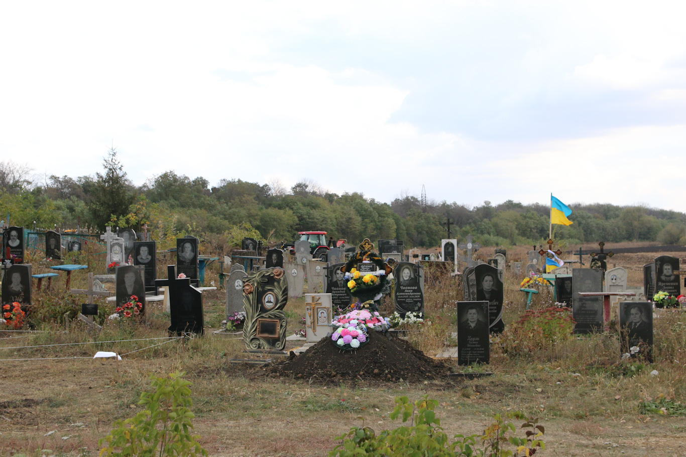 Friedhof in Hrosa. Ukrainische Flagge über Andrij Kosirs Grab. 6. Oktober 2023 / Foto © Alexej Arunjan für Cherta.media