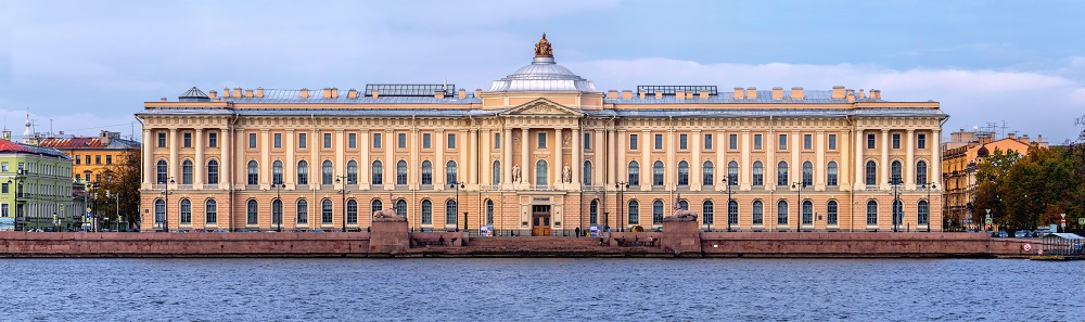 Die imposante Fassade der Kaiserlichen Akademie der Künste am Ufer der Newa - Foto © Alex 'Florstein' Fedorov unter CC BY 4.0