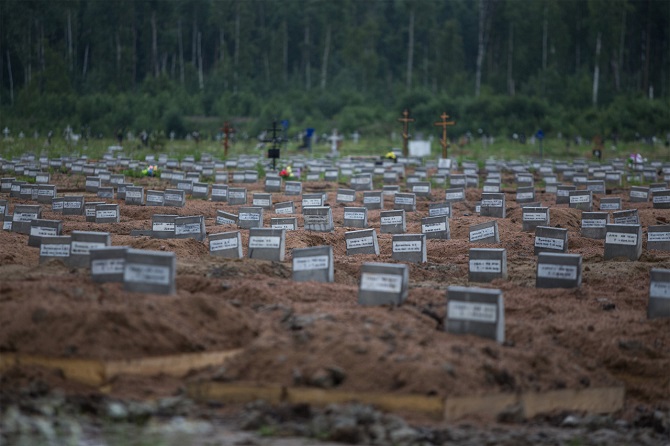 Nicht nur Galinas Sohn wurde auf dem Friedhof in Kolpino bestattet - täglich werden hier Unbekannte beerdigt — Foto © Alexej Loschtschilow