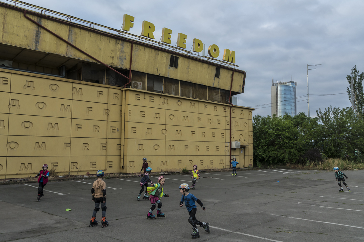 Kinder nehmen an einem Inlineskating-Kurs in Kyjiw teil. Aufgenommen am 13. Juni 2023 in Kyjiw / Foto © Brendan Hoffman