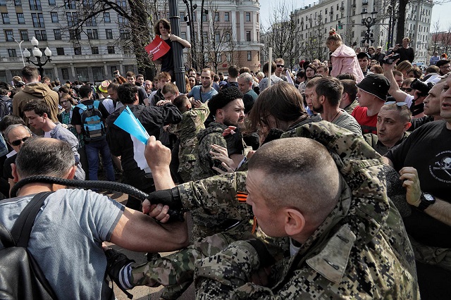 Menschen in Kosakenuniforn schlagen auf Demonstrierende ein / Foto © Wlad Dokschin/Novaya Gazeta