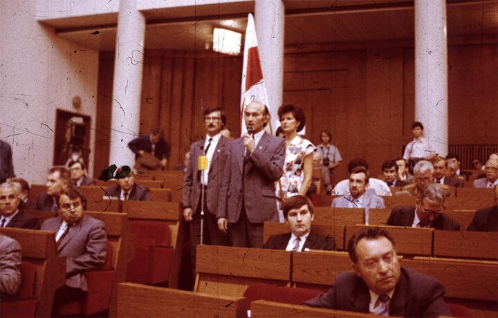 Sjanon Pasnjak bei der Sitzung des Obersten Sowjet zur Proklamation der Unabhängigkeit der Republik Belarus  / Foto © 90s.by