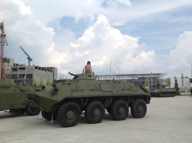 Das Maschinengewehr des Schützenpanzers BTR-60 weist in Richtung Westen