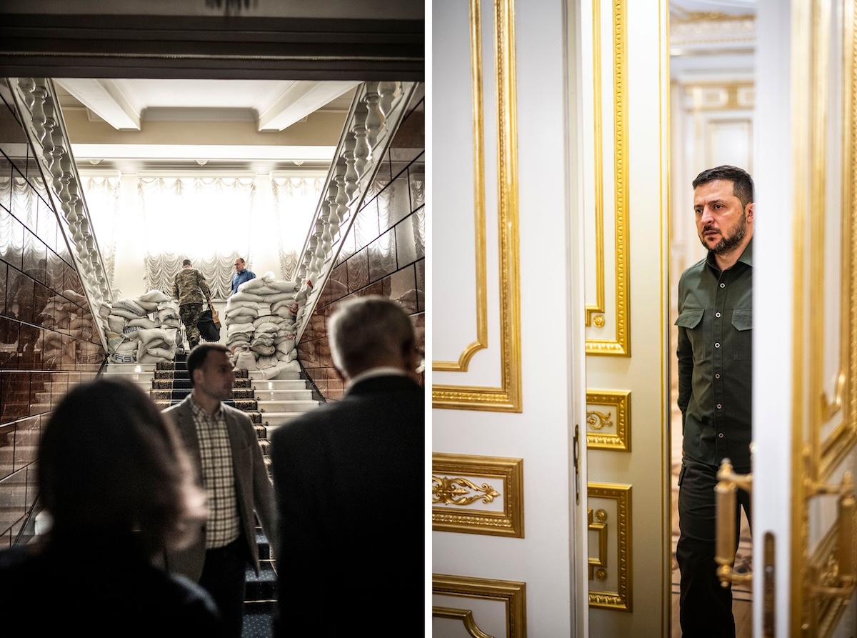 Die Treppenaufgänge im Präsidentenpalast sind mit Sandsäcken gesichert. Wolodymyr Selensky betritt den Raum. / Fotos © Dominik Butzmann