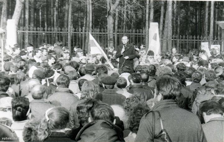 Sjanon Pasnjak bei einer großen Kundgebung am 30. Oktober 1988 in Kurapaty, wo unter Stalin Zehntausende Belarussen erschossen wurden. Die ersten dieser Kundgebungen gelten als Geburtsstunde der BNF / Foto © vytoki.net