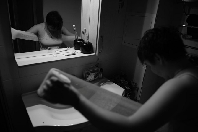 Ein elastischer Verband hilft Jan, die Brüste unter der Kleidung zu verstecken / Foto © Stanislaw Dolshnizki