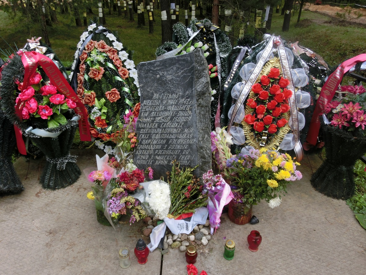 Blumengestecke am Gedenkstein von Blagowschtschina, der im Jahr 2002 auf Initiative belarusischer Bürger aufgestellt worden war / Foto © Aliaksandr Dalhouski