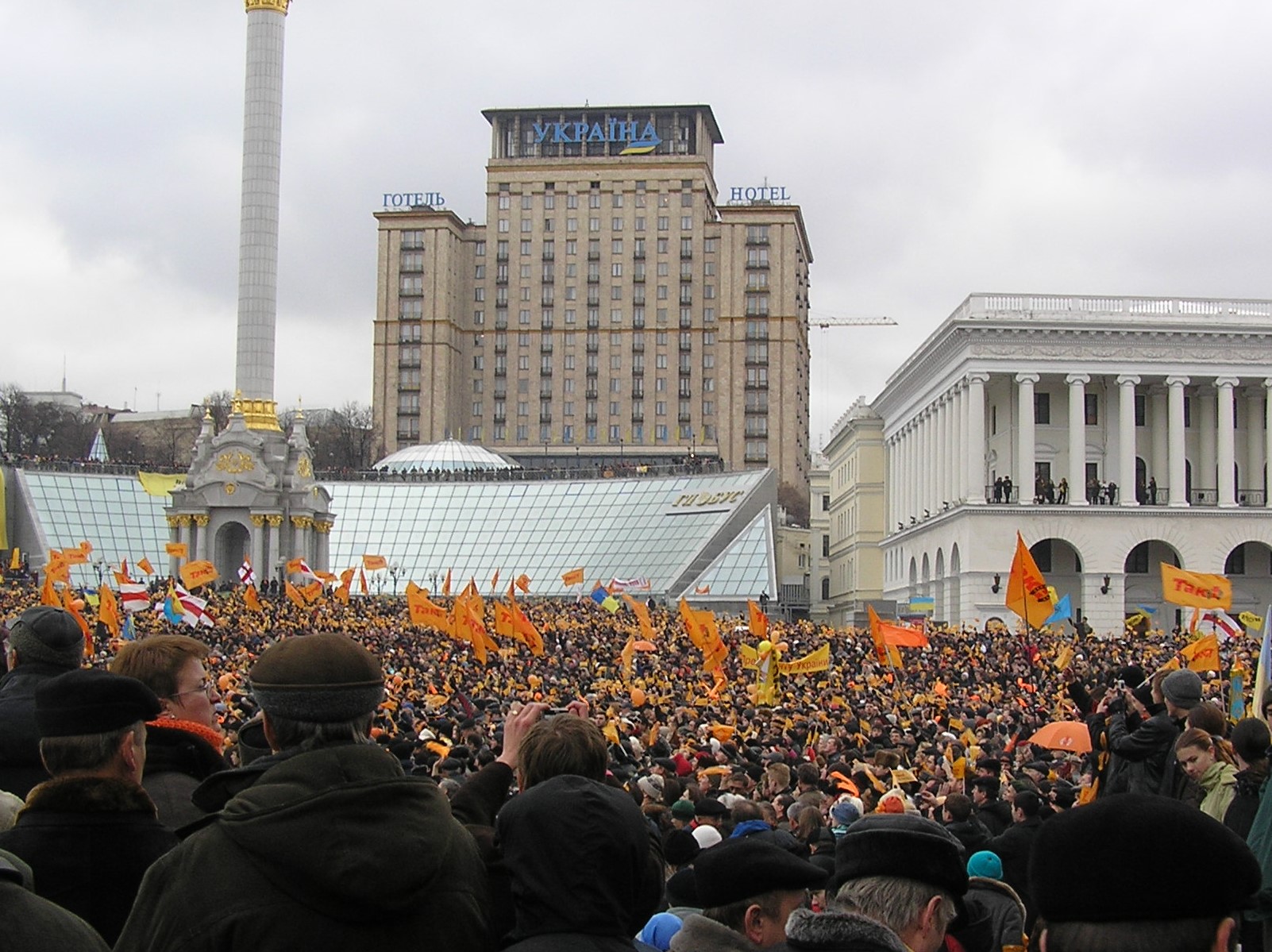 Demonstrierende während der Orangenen Revolution in der Ukraine auf dem Majdan, dem Zentrum des politischen Protestes - Foto © Irpen unter CC BY-SA 3.0