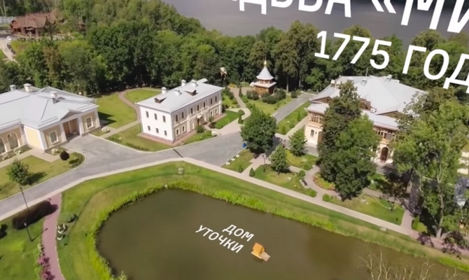 Gut Milowkа mit Entenhäuschen im Teich. Screenshot © Алексей Навальный/YouTube 
