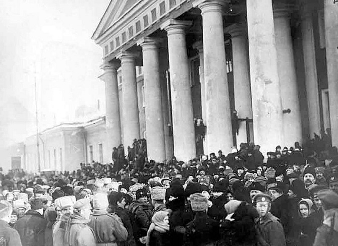 Demonstranten versammeln sich vor dem Taurischen Palast / Foto © unbekannter Autor/Wikipedia