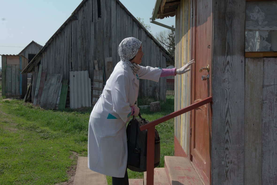 Im Dorf Maxim Gorki, Gulgena beginnt ihren Arbeitstag / Foto © Natalja Madiljan