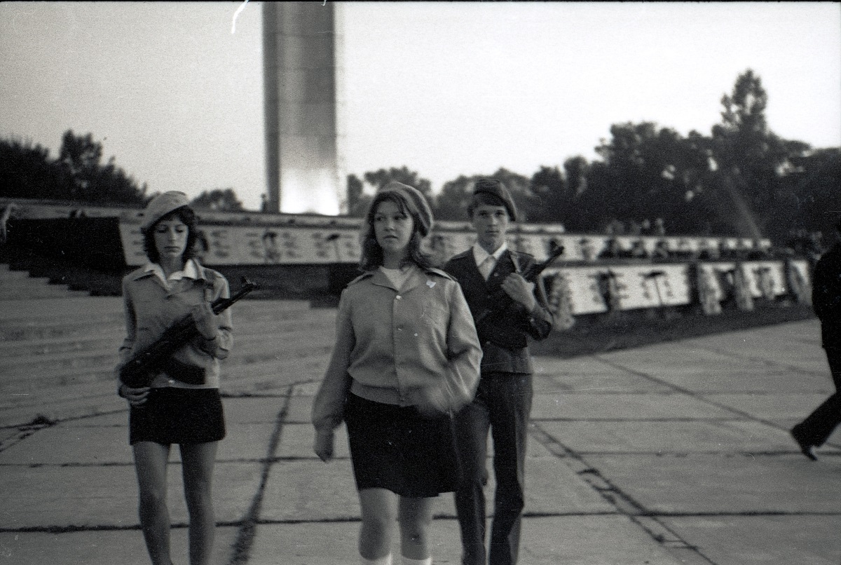 Eine Abteilung der freiwilligen Ehrenwache marschiert in den 1970er Jahren auf dem Zeremonienplatz. Im Hintergrund ist der Sockel des titanverkleideten, 100 Meter hohen Obelisken zu erkennen, dessen Form an das sowjetische Bajonett erinnern soll. Die Ehrenwache existiert bis in die Gegenwart, allerdings dürfen Mädchen seit den 1980er Jahren keine Waffen mehr tragen / Foto © Arkadij Bljacher