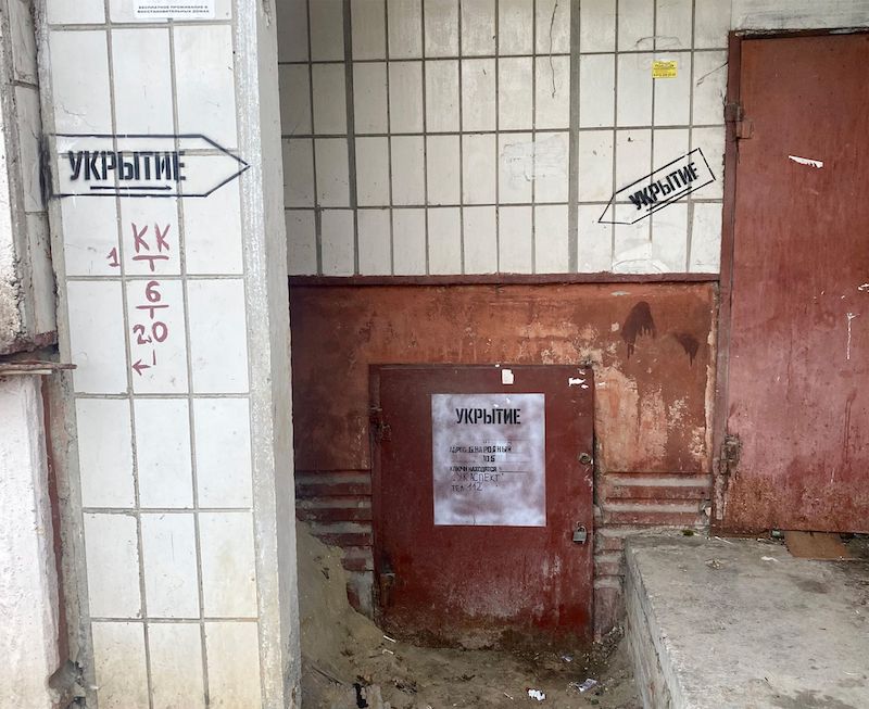 Der untere Rand der Tür eines Schutzraums in Belgorod steckt in Erde und Geröll / Foto © The Insider