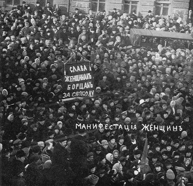 In Petrograd markiert eine Demonstration zum Internationalen Frauentag den Auftakt zur Februarrevolution