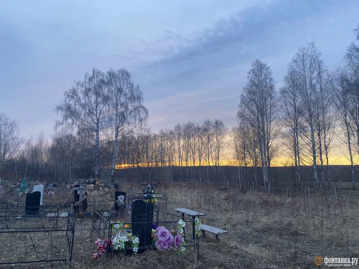 Am Kreuz auf Iwans Grab liegt der gelb-rote Gedenkkranz der Söldnergruppe Wagner / Foto © Alina Ampelonskaja