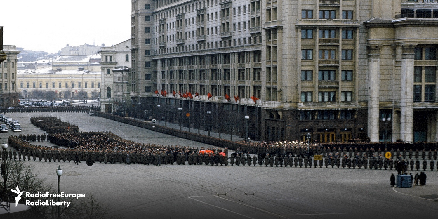 Unzählige verfolgten das letzte Geleit Stalins und erhofften sich neue Orientierung von den Grabreden / Foto © Manhoff Archives