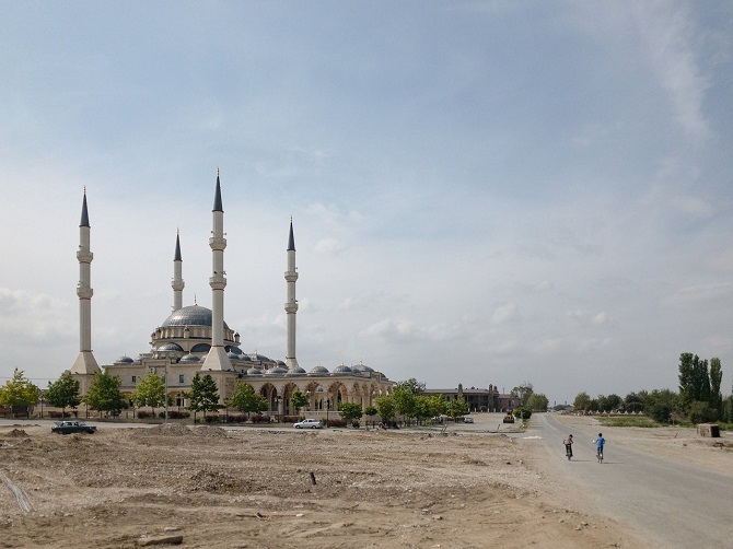 Im Bau befindliche Moschee in Kurtschaloi, dem Heimatort Titijews / Foto © Dmitry Markov für Meduza