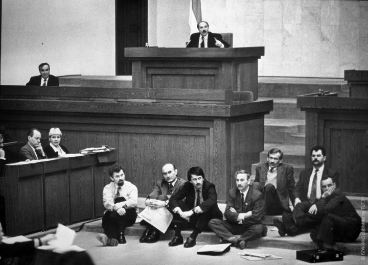 Abgeordnete beim Hungerstreik im belarussischen Parlament im Jahr 1995 / Foto © Archiv Tut.by